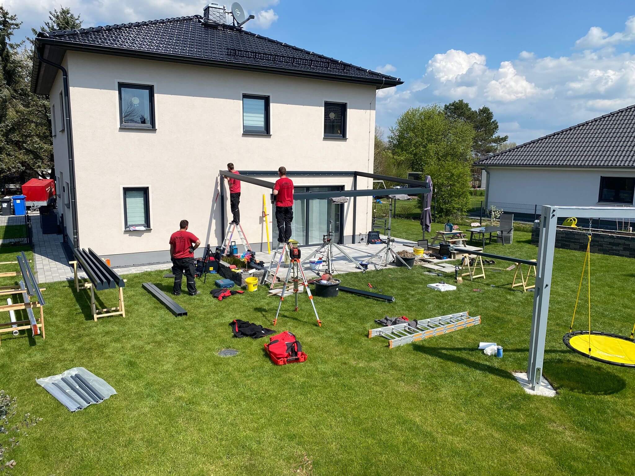 Ottis-Monteure installieren eine Terrassenüberdachung nahe Leipzig