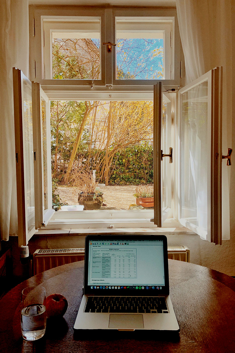 Arbeitsplatz mit geöffnetem Fenster und Insektenschutz von Ottis Türen und Fenster