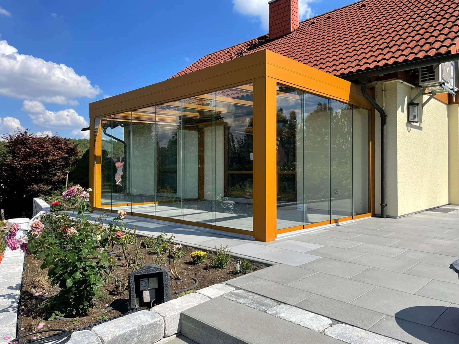 Sommergarten-Lounge in Wittenberg, montiert von Ottis Fenster und Türen aus Bad Düben, sind eine stilvolle Überdachung-Lösung für Terrassen