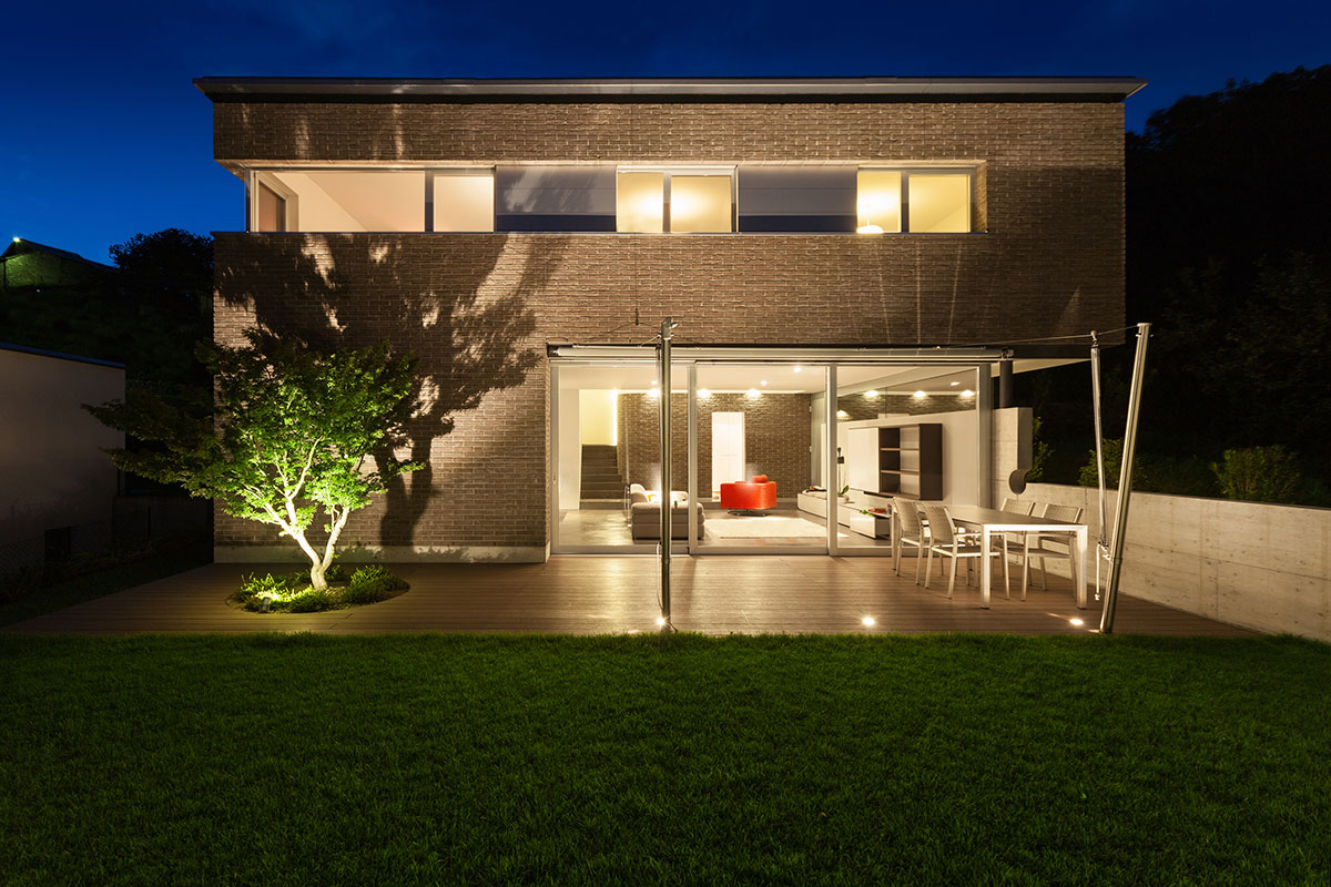 Terrassentür aus Aluminium mit Beleuchtung bei Nacht