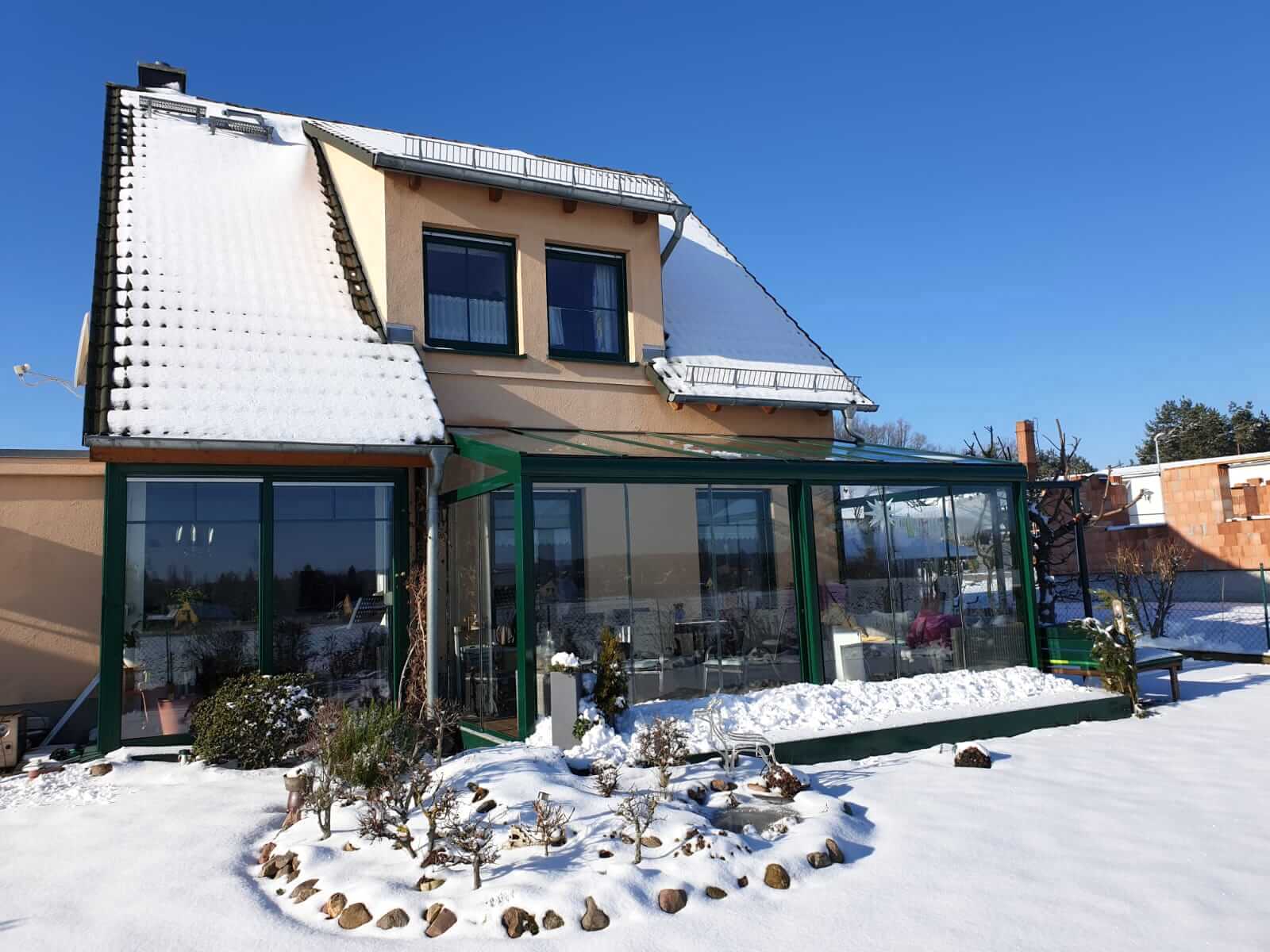 Wintergarten der Firma Ottis Fenster und Türen: Wintergärten sind wärmegedämmte Anbauen mit grossen Glaselementen